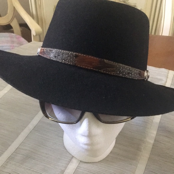Black Wool Felt Hat w Feather Band - Picture 6 of 13